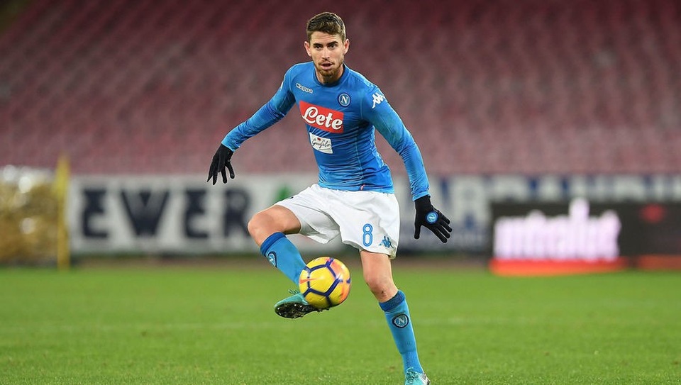 Cũng như Carrick, Jorginho chơi thấp nhất ở hàng tiền vệ Napoli với đảm nhận vai trò điều phối lối chơi. Jorginho là cầu thủ gốc Brazil nên sở hữu kỹ thuật và khả năng phân tích trận đấu tuyệt vời. Anh là một trong những hạt nhân quan trọng giúp Napoli có thể cạnh tranh chức vô địch Serie A với Juventus mùa này. Nhờ những đóng góp to lớn ấy, Jorginho đã được triệu tập vào đội tuyển Italia.