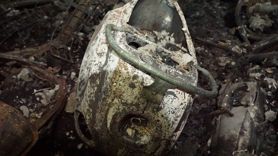 Một chiếc xe tay ga cháy nham nhở