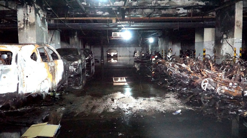 Chiếc ô tô ở phía xa gần như còn nguyên vẹn, có lẽ vì nằm cách xa tâm vụ cháy