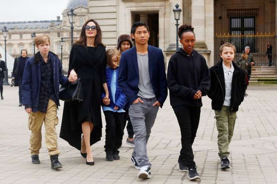 Angelina Jolie và Brad Pitt đều đang hò hẹn với người mới - 3
Angelina Jolie bên 6 đứa con ngày một trưởng thành, chín chắn.