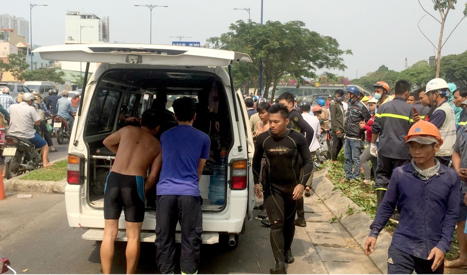 Người đàn ông nhảy cầu tự vẫn, giao thông rối loạn - 1 Thi thể nạn nhân được tìm thấy sau 3 giờ tìm kiếm