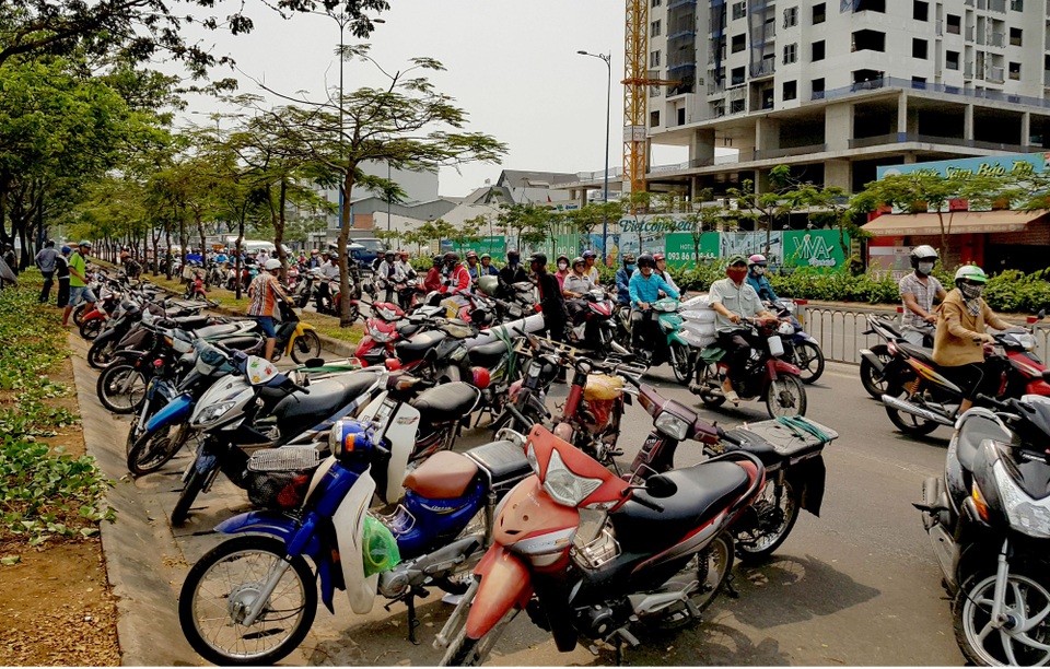 Người đàn ông nhảy cầu tự vẫn, giao thông rối loạn - 2 Hàng trăm người dân đậu xe dưới lòng đường Võ Văn Kiệt để theo dõi khiến giao thông bị ùn ứ