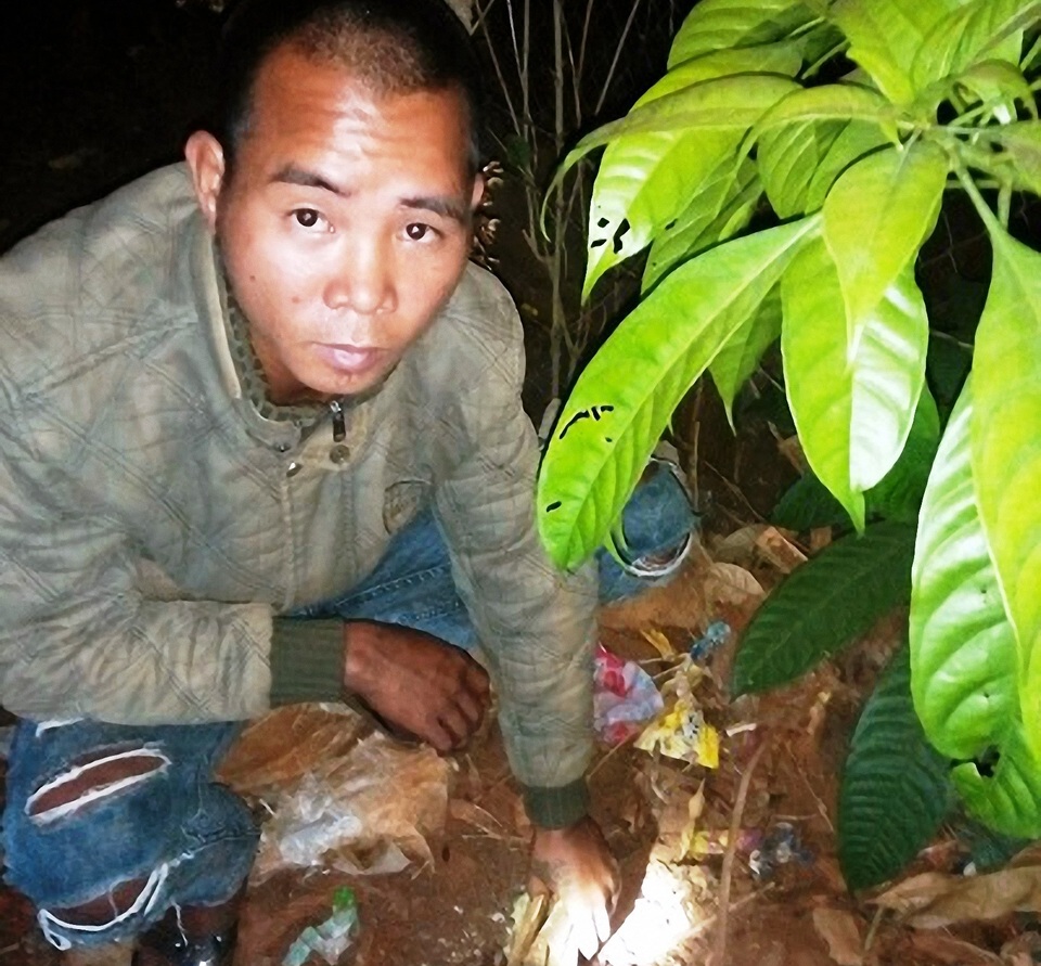 Quên đóng cửa ô tô, thương lái bị "cuỗm" mất 200 triệu - 1
Ảnh Rơ Châm Dueng đang chỉ nơi cất giấu tiền