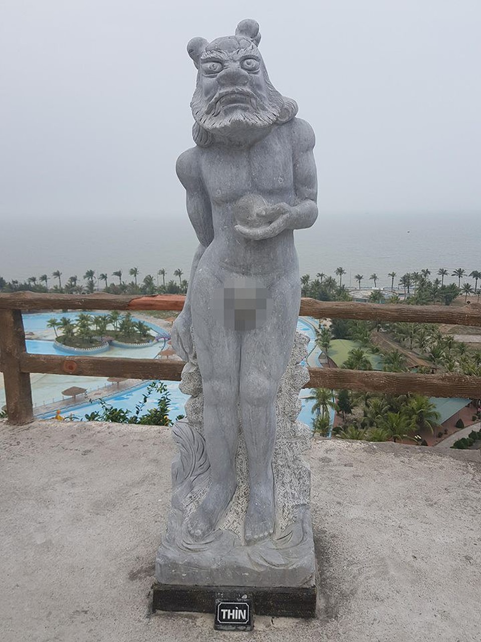 "Bộ tượng 12 con giáp ở Hải Phòng vừa phản cảm, vừa thiếu tính nhân văn" - 2 Cận cảnh một pho tượng trong bộ tượng 12 con giáp được nhiều chuyên gia cho thiếu tính thẩm mỹ và nhân văn. ảnh: TL.