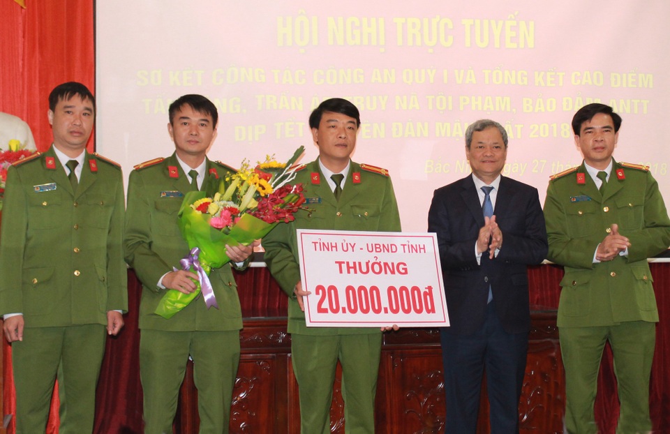 Thưởng nóng vụ bắt đối tượng vận chuyển 16 bánh heroin với giá 16 triệu đồng - 1 Chủ tịch UBND tỉnh Bắc Ninh Nguyễn Tử Quỳnh trao thưởng nóng cho Phòng Cảnh sát điều tra về tội phạm ma túy