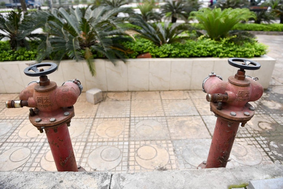 Hàng loạt trụ nước cứu hỏa "vô tác dụng" ở Hà Nội - 5
Theo quy định, các công trình chung cư phải đảm bảo các tiêu chuẩn PCCC, nhưng kiểm tra của cơ quan chức năng trong thời gian gần đây đã phát hiện nhiều nơi không đáp ứng quy định.