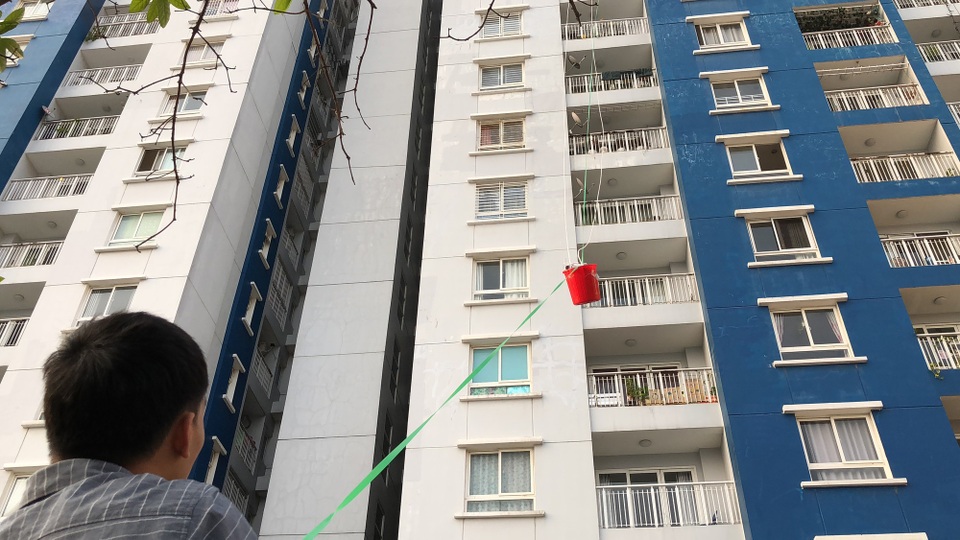 Vụ cháy chung cư Carina: Xe máy trơ khung chất thành đống - 11 Cư dân Carina chế ròng rọc chuyển đồ từ trên tầng cao xuống