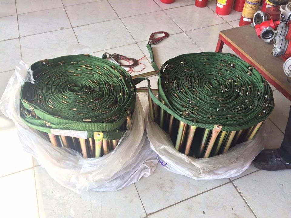 Bộ phòng cháy, thoát hiểm 50 triệu đồng: Hàng Trung Quốc giá cắt cổ vẫn cháy hàng - 1
Dân ở chung cư đổ xô đi mua các thiết bị thoát hiểm sau hàng loạt các vụ cháy chung cư xảy ra trong thời gian gần đây
