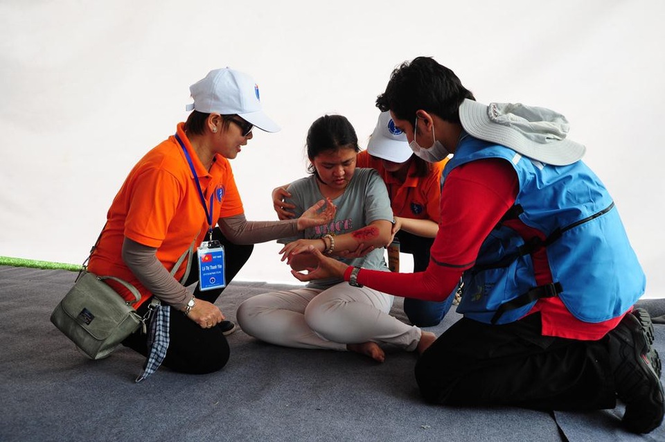 Cận cảnh màn diễn tập ứng phó y tế trong trận siêu bão - 4 Một nạn nhân bị thương ở tay đang được lực lượng y tế chăm sóc