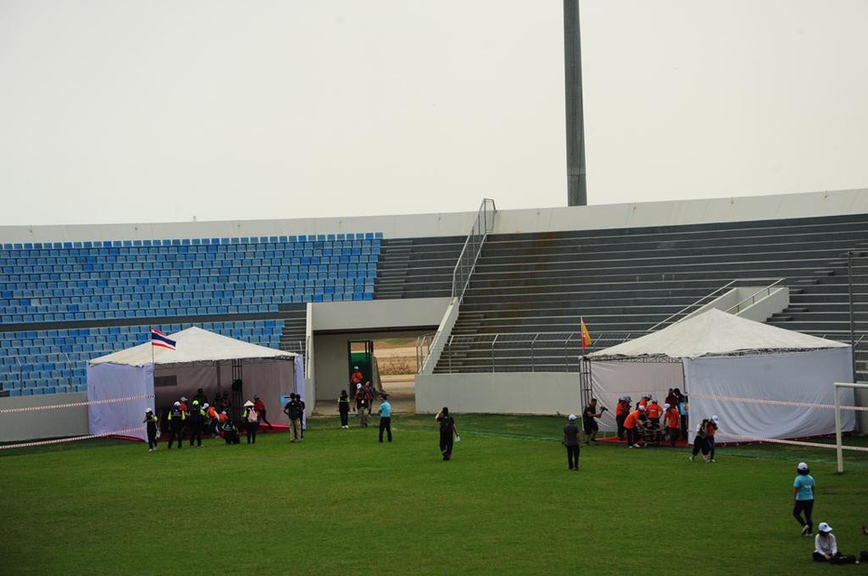 Cận cảnh màn diễn tập ứng phó y tế trong trận siêu bão - 3 Đưa vào lều để cấp cứu