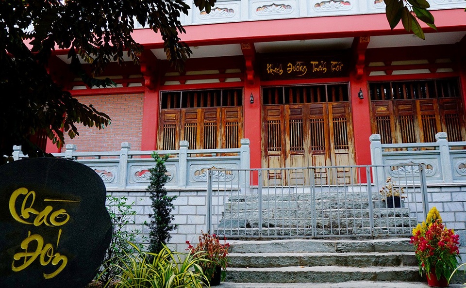 Chiêm ngưỡng tu viện kiến trúc Nhật Bản độc đáo giữa Sài Gòn - 7 Màu sắc của tu viện có 3 gam màu chủ đạo là nâu gỗ, màu trắng của vôi và màu vằng của những hoa văn tượng trưng cho chất liệu đồng.