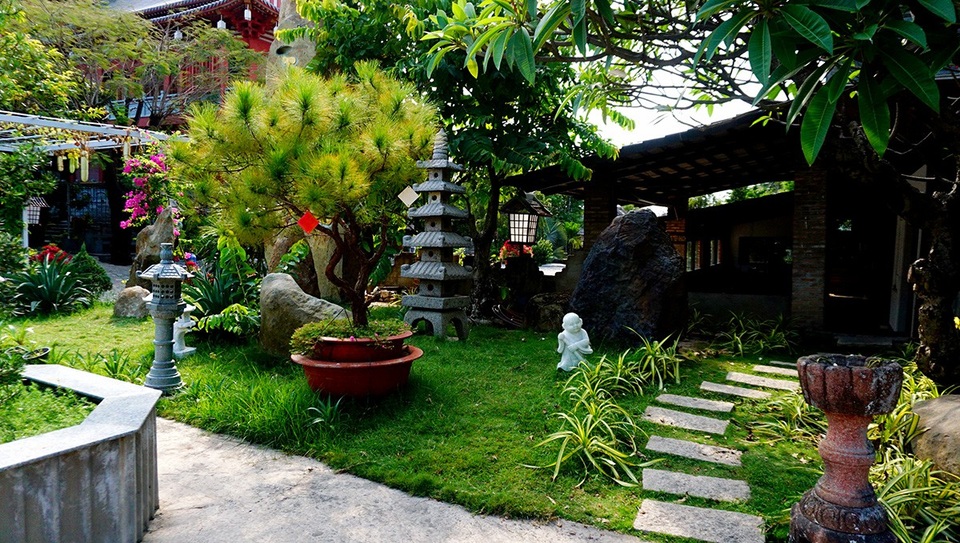 Chiêm ngưỡng tu viện kiến trúc Nhật Bản độc đáo giữa Sài Gòn - 6 Một góc tu viện với cây xanh, các tiểu cảnh.