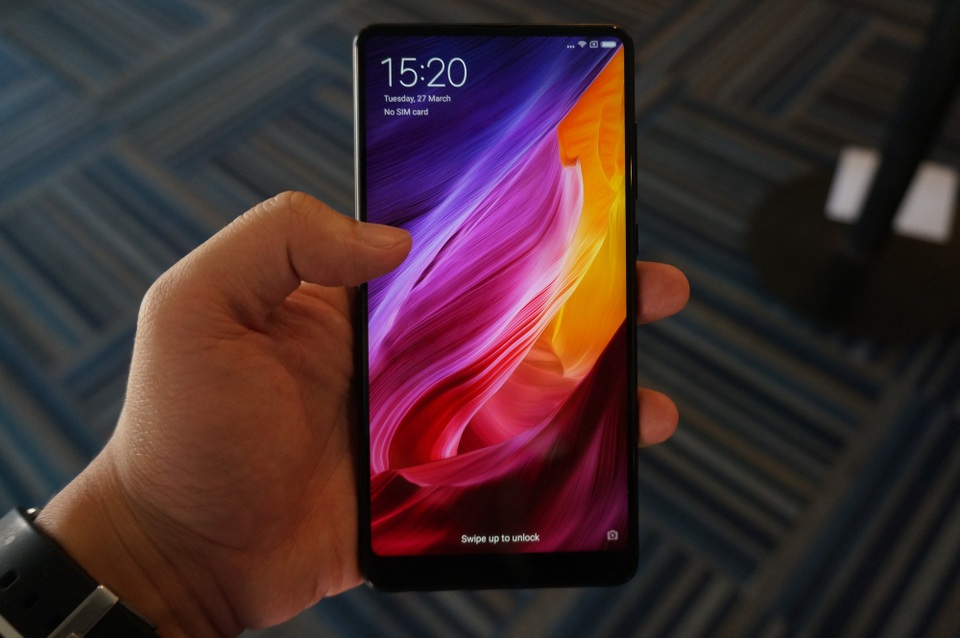 Ảnh thực tế smartphone không viền Xiaomi Mi MIX 2S mới ra mắt - 10 Mi MIX 2S sẽ bán ra đầu tiên tại Trung Quốc từ ngày 3/4 với mức giá khởi điểm 3299 tệ (tương đương 12 triệu đồng)