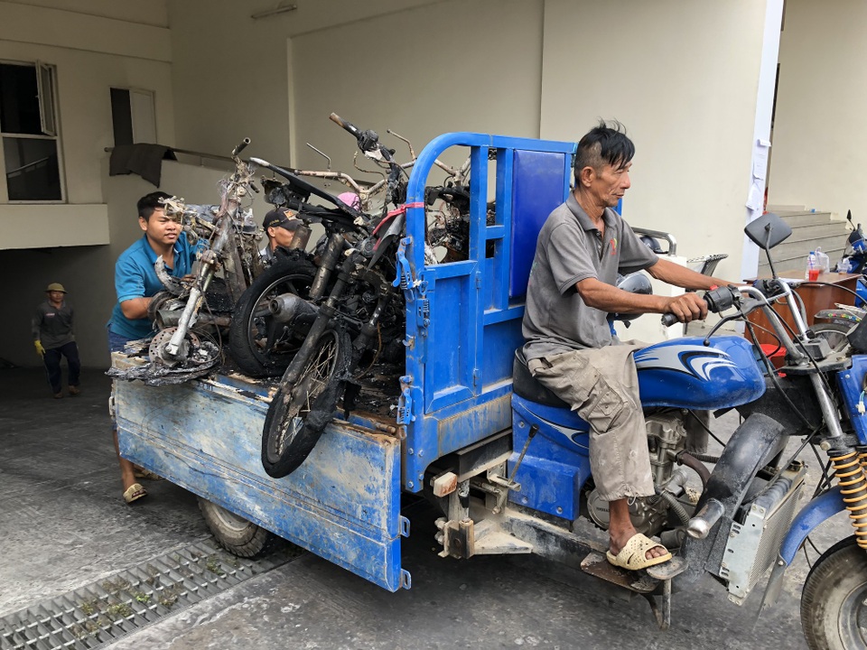Vụ cháy chung cư Carina: Xe máy trơ khung chất thành đống - 3 Vụ cháy chung cư Carina: Xe máy trơ khung chất thành đống - 3
