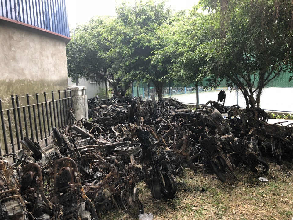 Vụ cháy chung cư Carina: Xe máy trơ khung chất thành đống - 8 Vụ cháy chung cư Carina: Xe máy trơ khung chất thành đống - 8