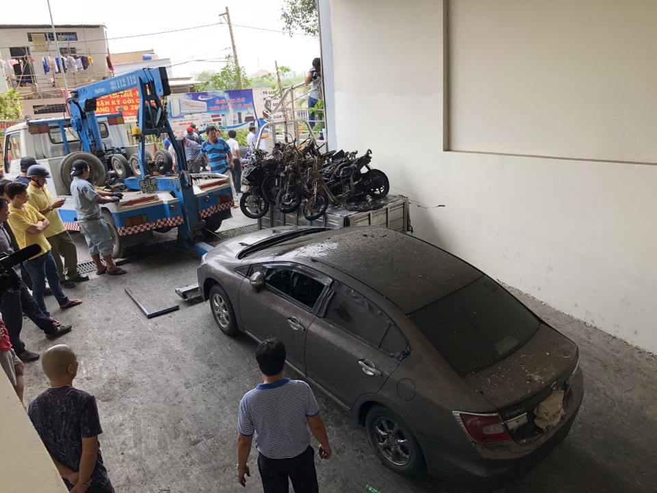 Vụ cháy chung cư Carina: Xe máy trơ khung chất thành đống - 7 Ô tô bị hư hỏng trong vụ cháy cũng được kéo ra ngoài