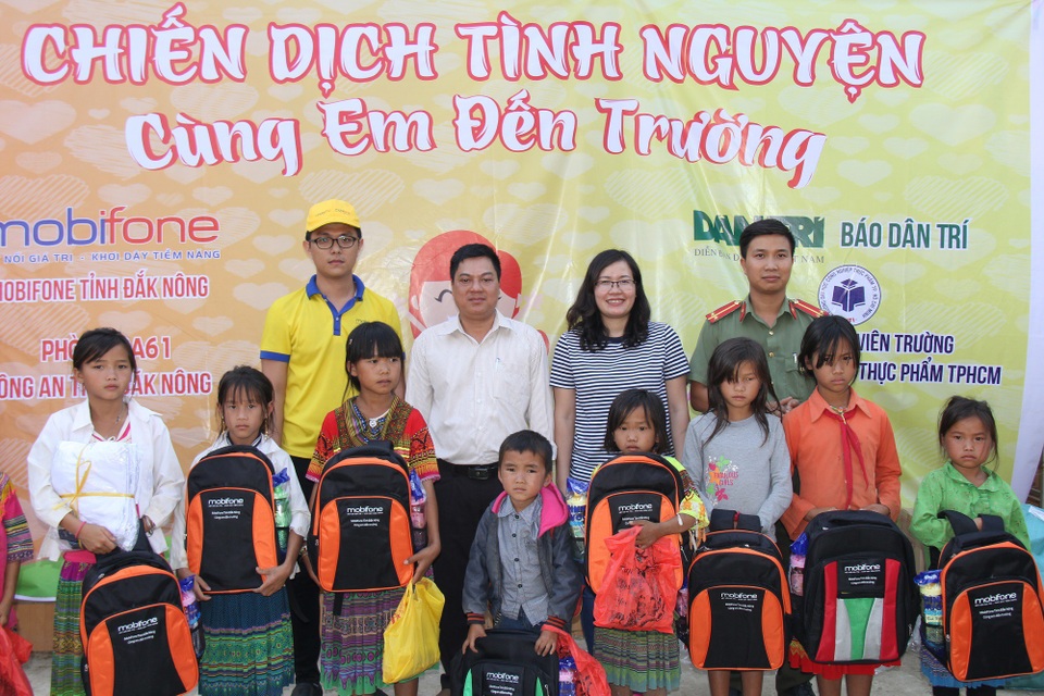 Học sinh ăn cơm trắng với muối ớt nhận hàng trăm suất quà - 2 Tính tới thời điểm hiện tại, tất cả 675 học sinh của trường đã nhận được quà của các mạnh thường quân