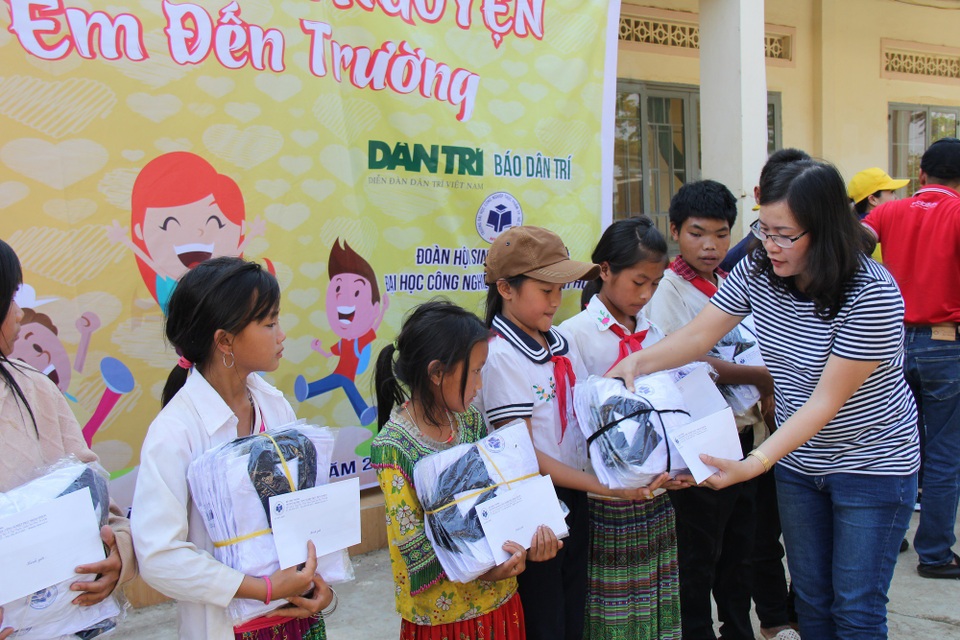 Học sinh ăn cơm trắng với muối ớt nhận hàng trăm suất quà - 1 Ban tổ chức trao quà cho những học sinh có hoàn cảnh đặc biệt khó khăn