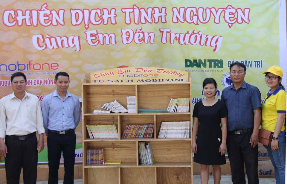Học sinh ăn cơm trắng với muối ớt nhận hàng trăm suất quà - 3 Đại diện nhà tài trợ tao tặng tủ sách cho nhà trường