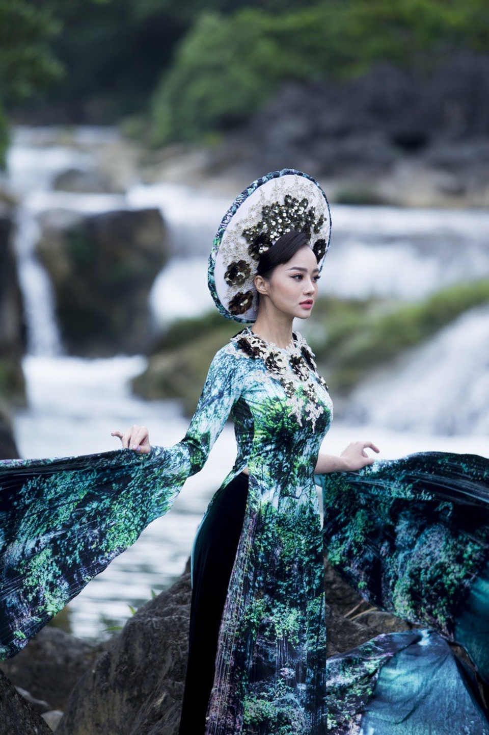 Chạm ngõ nghệ thuật với vai trò người mẫu và diễn viên, nhưng Ngân chưa thật sự có dấu son nào đáng nhớ trong tuổi trẻ của mình. Công việc MC cũng vậy, thử sức và thích cũng rất lâu rồi nhưng chưa được công nhận vì mình còn thiếu kinh nghiệm, Ngân quyết định táo bạo và phải tham gia Én vàng, phải lột xác được mình và học hỏi nhiều hơn cho nghề cầm mic. Đó là quyết định mang tính thay đổi. Chiến thắng khiến Ngân tự tin thể hiện và cống hiến nhiều hơn”, cô nói.