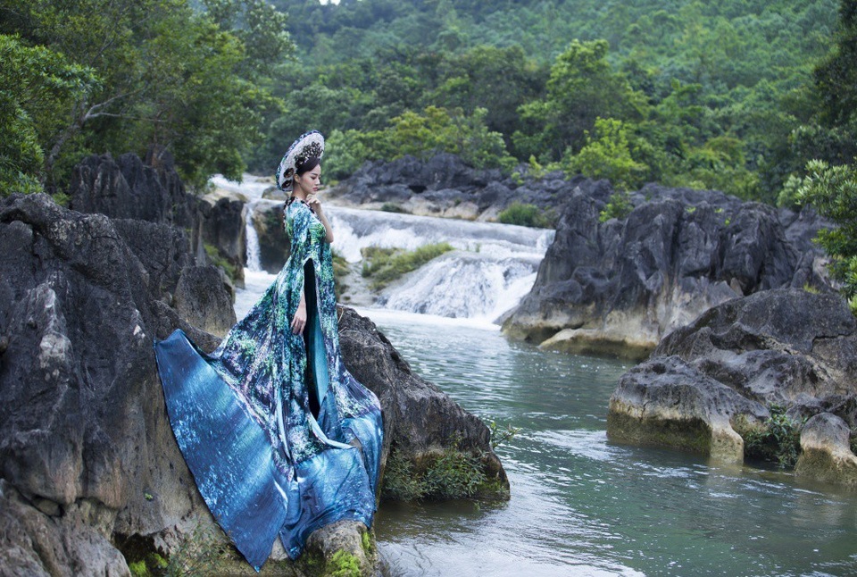 Trong bộ ảnh mới, người đẹp duyên dáng với tà áo dài tại, cô tạo dáng tại hai địa điểm nổi tiếng. Địa điểm thứ nhất là khe Nước Lạnh, huyện Quảng Ninh, Quảng Bình.