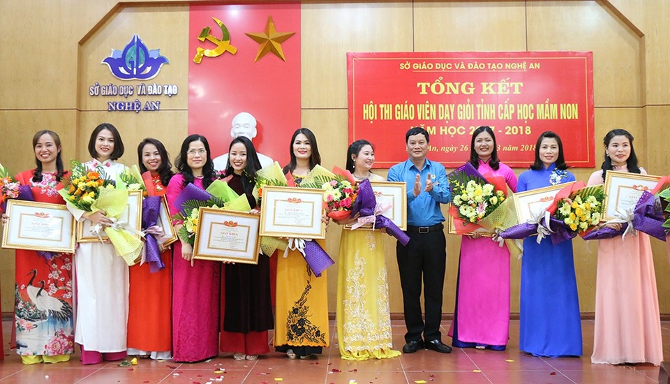 Nghệ An: 170 giáo viên mầm non được công nhận giáo viên dạy giỏi cấp tỉnh - 1 Lãnh đạo Liên đoàn Lao động tỉnh và Sở GD&ĐT trao thưởng cho 10 giáo viên có thành tích xuất sắc của Hội thi.
