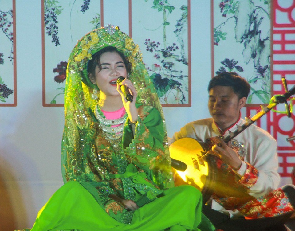 Nữ sinh ước mơ thành ca sĩ giành giải Nhất "Học sinh thanh lịch" THPT Nguyễn Bỉnh Khiêm - 2 Quán quân Trần Minh Anh biểu diễn nghệ thuật hát ca chầu văn thuyết phục Ban giám khảo