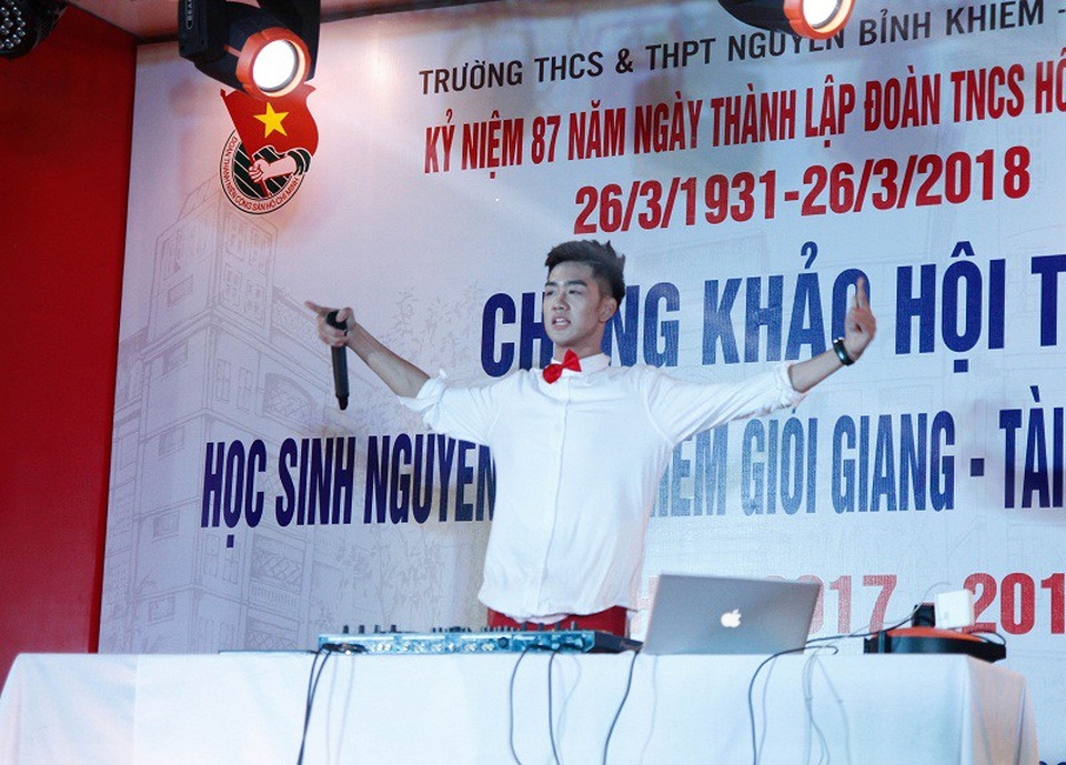 Nữ sinh ước mơ thành ca sĩ giành giải Nhất "Học sinh thanh lịch" THPT Nguyễn Bỉnh Khiêm - 9 Nguyên Hạo thăng hoa với vai trò là một DJ trong phần thi tài năng của mình