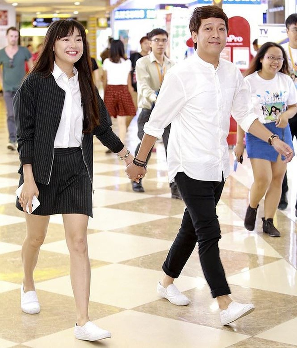 Nhã Phương đã vượt qua những scandal của Trường Giang như thế nào? - 3 Về scandal của Trường Giang, Nhã Phương mong muốn mọi người hãy để quá khứ được ngủ yên. Cô và nam diễn viên tay trong tay xuất hiện hạnh phúc tại các sự kiện như “ngấm ngầm thông báo” cả hai đang rất hạnh phúc.