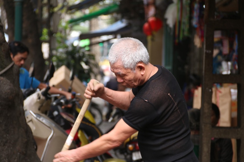 Người 20 năm "gác" cửa ô cuối cùng của Hà Nội - 5
“Nhà tôi ở gần, ngày nào cũng ra Ô Quan Chưởng trông coi, quét dọn. Chỗ này có nhiều khách du lịch đến thăm và người dân qua lại. Tôi cũng phải thường xuyên nhắc các hộ kinh doanh xung quanh để đảm bảo không gây tổn hại cho cửa ô”, ông Nhân chia sẻ.