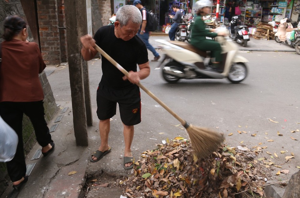 Người 20 năm "gác" cửa ô cuối cùng của Hà Nội - 3
Ông Nhân cho biết, ngày nào ông cũng phải dùng chổi quét dọn lá cây khô, rác thải của cánh hàng rong.