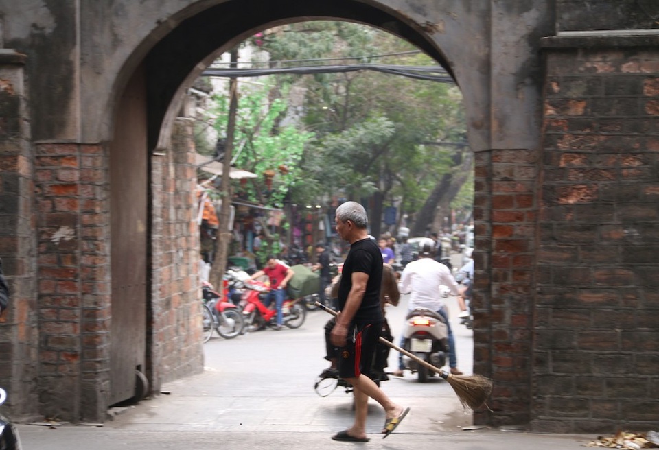 Người 20 năm "gác" cửa ô cuối cùng của Hà Nội - 2
Hằng ngày, ông Nhân miệt mài dọn dẹp qua những vòm cửa nhỏ trong bộ quần áo thoáng đãng, tiện cho việc leo trèo lên xuống bằng thang tre.