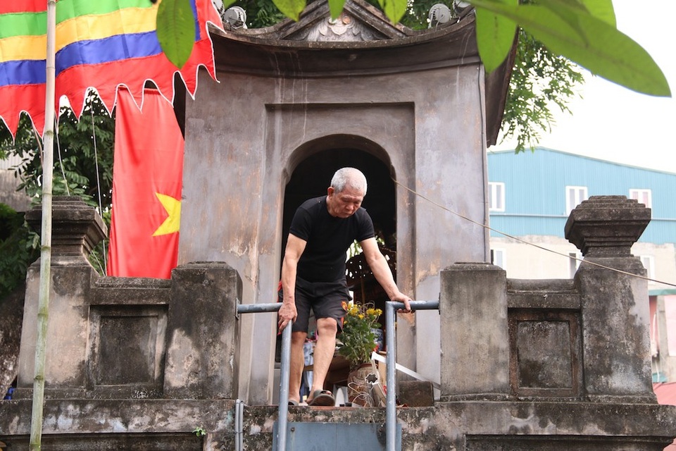 Người 20 năm "gác" cửa ô cuối cùng của Hà Nội - 8
Ngay dưới chân Ô Quan Chưởng có một lối lên lầu. Phải được ban quản lý cho phép, ông Nhân mới mở cửa để du khách lên tham quan.