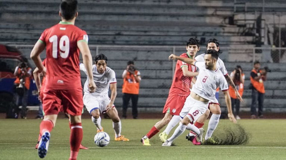 Philippines giành vé lịch sử dự Asian Cup 2019 - 1
Philippines (trắng) Tajikistan ngược dòng đánh bại Tajikistan 2-1 trên sân nhà