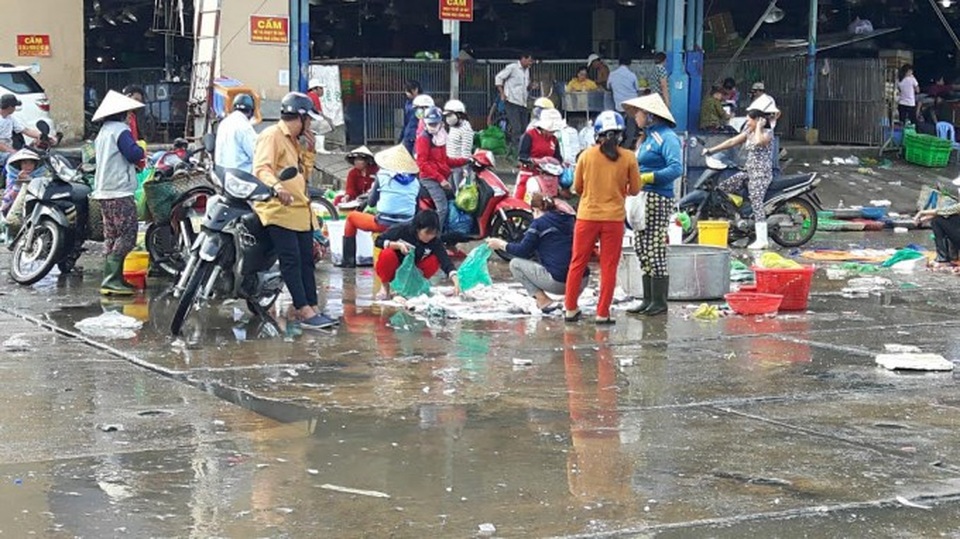 Chợ bẩn, công trường bụi, và giải pháp chống bụi, chống nước mang tên WD-220MS - 1 Chợ hải sản lênh láng nước, ẩm ướt. Nguồn ảnh: Internet