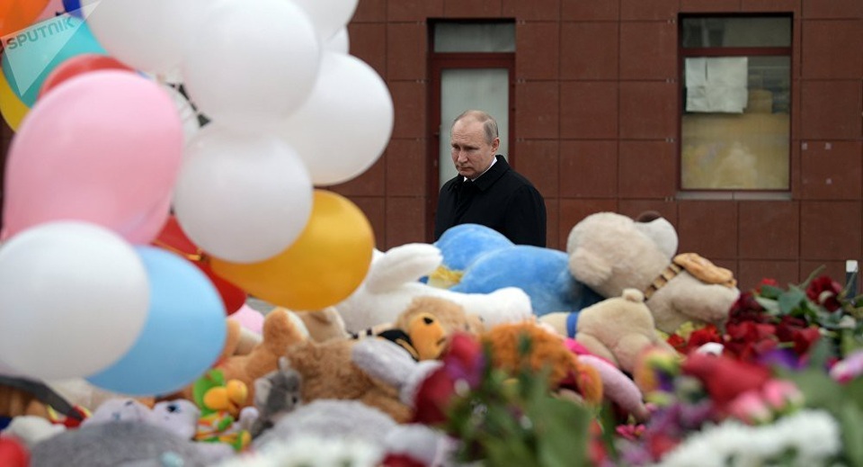 Tổng thống Putin: "Không phải chiến tranh, vì sao nhiều người thiệt mạng?" - 1
Tổng thống Nga Vladimir tưởng niệm các nạn nhân thiệt mạng trong vụ hỏa hoạn. (Ảnh: Sputnik)