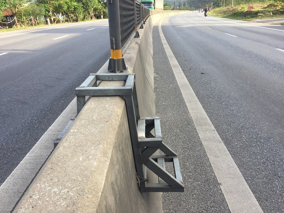 Hiểm nguy rình rập từ những chiếc thang vượt dải phân cách - 5 Cách đó không xa, trên Quốc lộ 1A đoạn qua xã Thanh Trạch, huyện Bố Trạch cũng có một chiếc thang sắt với thiết kế tương tự.