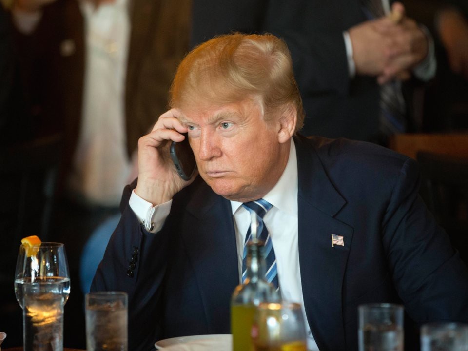 Các nguyên thủ thế giới dùng điện thoại của hãng nào? - 2 Tổng thống Donald Trump (Ảnh: AP)