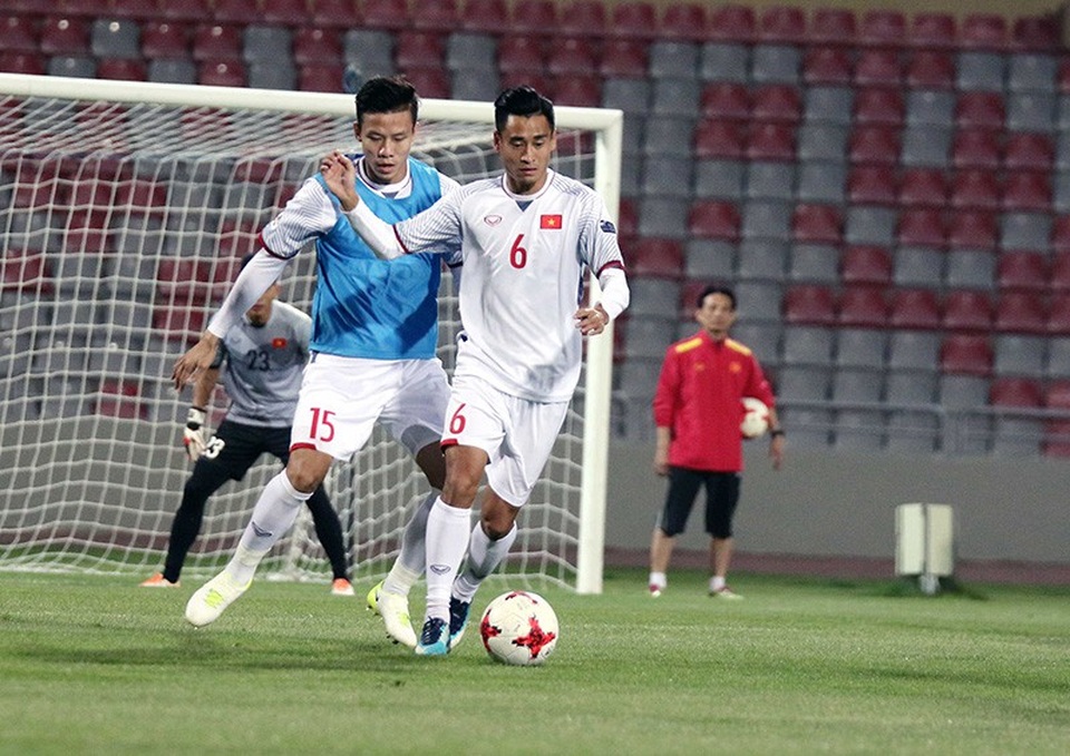 HLV Park Hang Seo: “Đội tuyển Việt Nam sẽ chiến đấu tới phút cuối cùng” - 1
Vũ Minh Tuấn và Quế Ngọc Hải trong pha tranh chấp