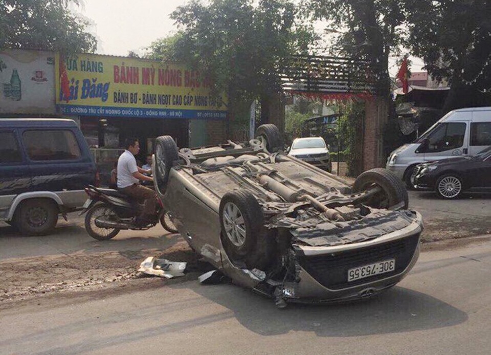 Hà Nội: Ô tô “bay” khỏi mặt đường rồi lật ngửa như phim hành động - 1 Hà Nội: Ô tô “bay” khỏi mặt đường rồi lật ngửa như phim hành động - 1