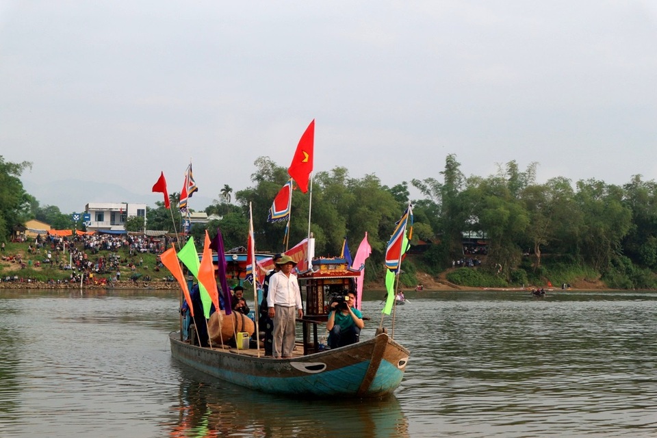 Lễ rước nước của người dân ven sông Thu trong lễ hội Bà Thu Bồn với mong muốn một cuộc sống sung túc, mưa thuận gió hòa