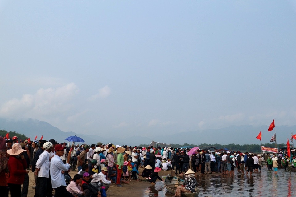 Hội đua ghe thu hút sự tham gia của các huyện trong tỉnh Quảng Nam có dòng Thu Bồn chảy qua; đông đảo người dân và du khách hai bên bờ sông Thu hưởng ứng nhiệt tình