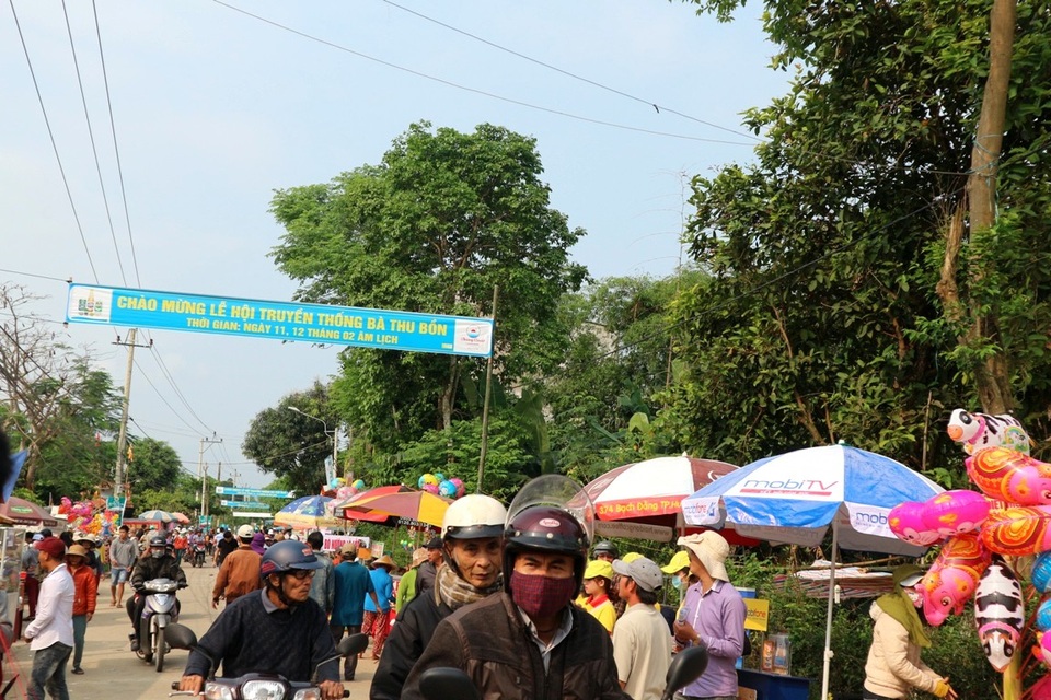 Lễ hội cũng là dịp để mọi người kiếm thêm thu nhập từ việc buôn bán cho du khách, người dân