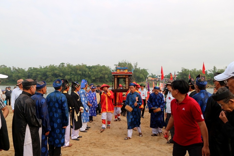 Đoàn rước nước về Lăng Bà để làm lễ