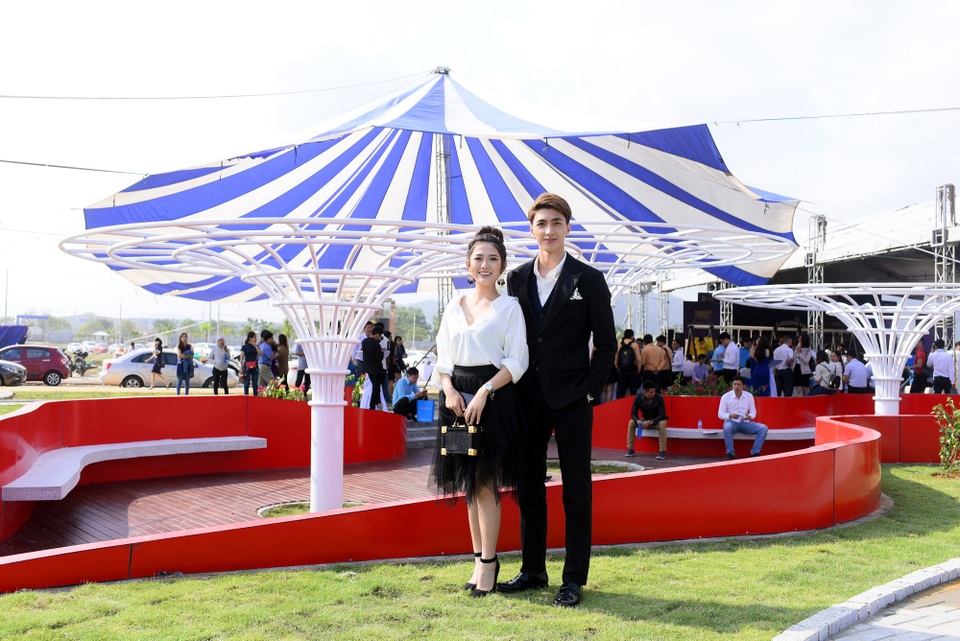 Đất xanh Miền Trung đẩy nhanh tiến độ dự án Lakeside Palace - 2
Nhiều khách tham dự cảm thấy hào hứng với cảnh quan công viên Lakeside Palace.