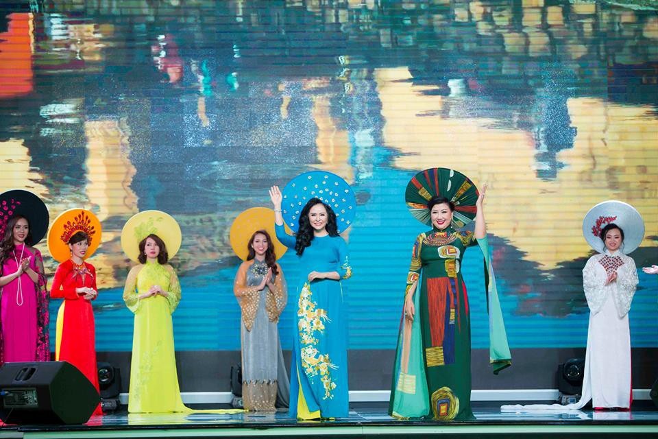 Mãn nhãn với BST áo dài “Vạt nắng” của Nữ hoàng Hoa hồng Bùi Thị Thanh Hương - 10 Mãn nhãn với BST áo dài “Vạt nắng” của Nữ hoàng Hoa hồng Bùi Thị Thanh Hương - 10