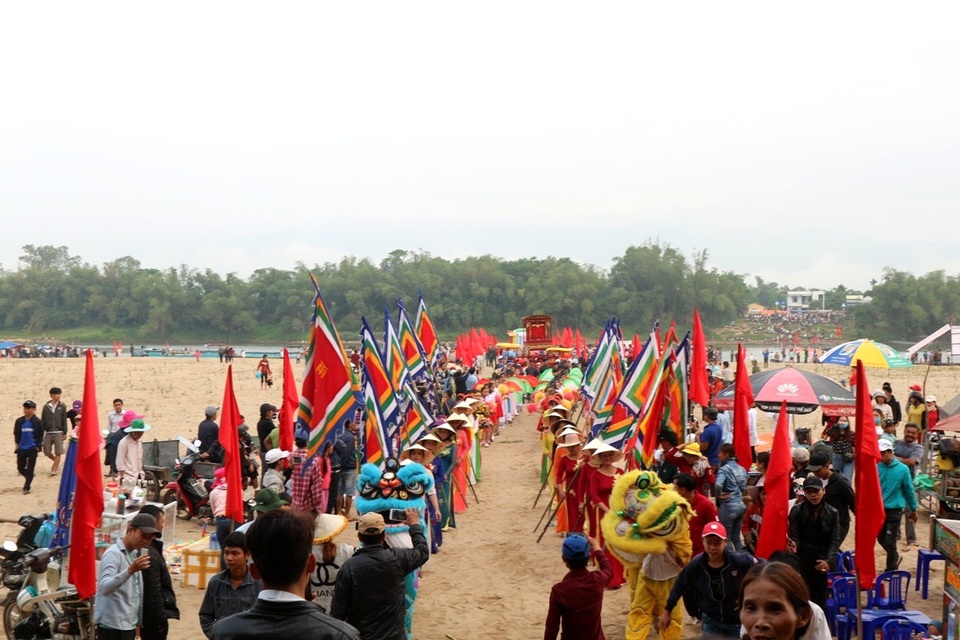 Hàng ngàn người từ nhiều nơi trong và ngoài tỉnh tề tựu về thôn Thu Bồn Đông để chiêm ngưỡng những nét đặc sắc của văn hóa dân gian