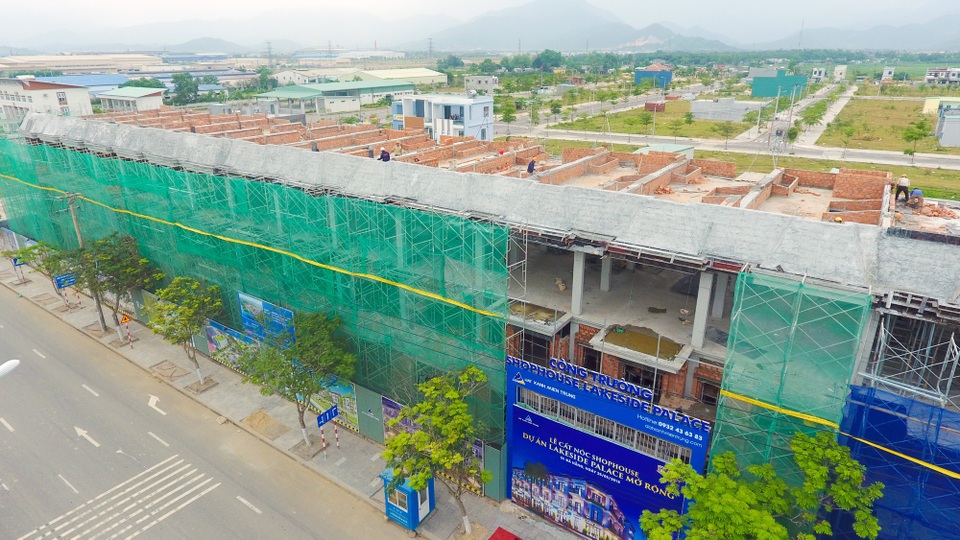 Đất xanh Miền Trung đẩy nhanh tiến độ dự án Lakeside Palace - 3
Khu shophouse đã hoàn thiện phần thô – vượt tiến độ 2 tháng so với kế hoạch.