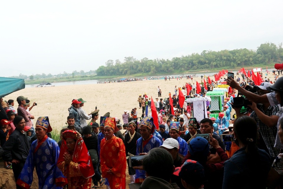 Cứ đến 12/2 (Âm lịch) hàng năm những người con xa xứ từ khắp nơi lại đổ về quê hương, xứ sở để tham gia hội bà