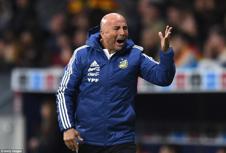 Tây Ban Nha hạ Argentina với tỷ số tennis trong ngày Messi vắng mặt - 19
HLV Sampaoli còn rất nhiều việc phải làm trước khi dự World Cup 2018 cùng đội tuyển Argentina